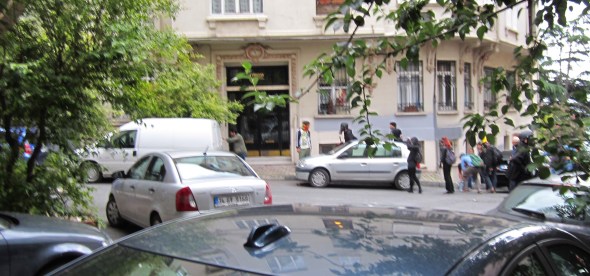 Protestors running up behind Jumpy (on the left) to use it as a shield.